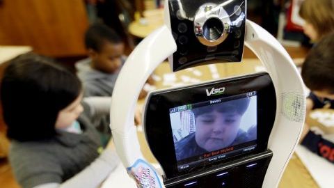 Lo que más llama la atención es la naturalidad con que esta maravilla tecnológica es aceptada por sus compañeros de clases.