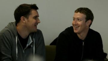 Mark Zuckerberg (derecha) junto a Chris Struhar ayer en la actividad de lanzamiento del nuevo "news feed".
