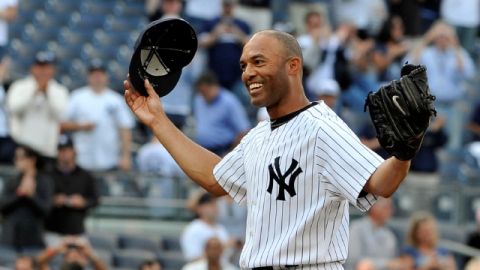 El cerrador de los Yankees, Mariano Rivera, saluda a los aficionados tras lograr el salvamento 602 de su carrera.