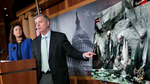 El senador Lindsey Graham, (R-SC) habla a los reporteros sobre la captura del yerno de Osama ben Laden, Sulaiman Abu Ghaith.