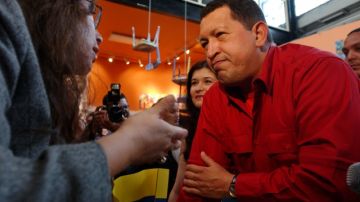 El expresidente de Venezuela, Hugo Chávez, escucha a Majora Carter, activista y directora de la organización 'Sustainable South Bronx'.