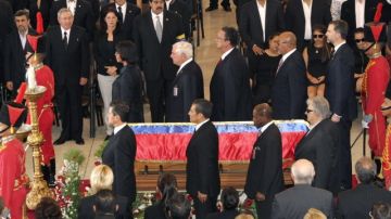 Jefes de Gobierno y representantes de más de un centenar de países, durante los funerales del presidente Hugo Chávez oficiados ayer en la Academia Militar.