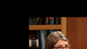 Mayim Bialik en su papel de "Amy Farrah Fowler" junto a "Sheldon" en la exitosa serie televisiva "The Big Bang Theory".
