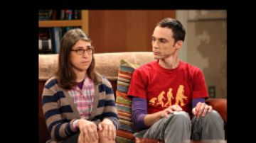 Mayim Bialik en su papel de "Amy Farrah Fowler" junto a "Sheldon" en la exitosa serie televisiva "The Big Bang Theory".