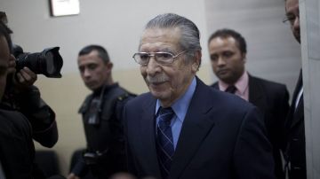 El general guatemalteco en retiro Efraín Ríos Montt, a su salida de una corte en Ciudad de Guatemala.
