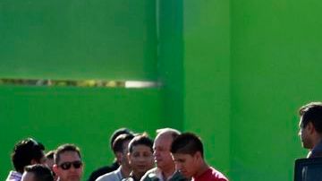 La camioneta del funcionario muestra varios impactos.