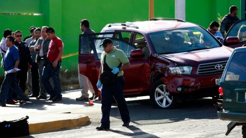La camioneta del funcionario muestra varios impactos.