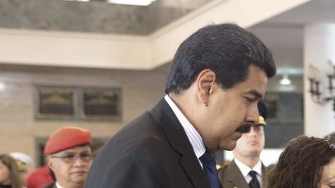 El presidente de Nicaragua, Daniel Ortega, visitó de nuevo la capilla ardiente de Chávez. En la foto, con presidente encargado de Venezuela, Nicolás Maduro, y la esposa de éste, Cilia Flores.