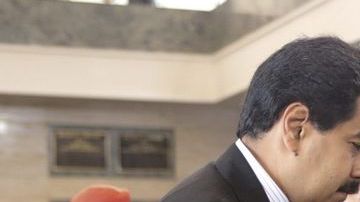 El presidente de Nicaragua, Daniel Ortega, visitó de nuevo la capilla ardiente de Chávez. En la foto, con presidente encargado de Venezuela, Nicolás Maduro, y la esposa de éste, Cilia Flores.