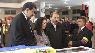 El presidente de Nicaragua, Daniel Ortega, visitó de nuevo la capilla ardiente de Chávez. En la foto, con presidente encargado de Venezuela, Nicolás Maduro, y la esposa de éste, Cilia Flores.