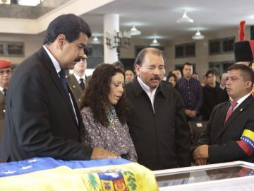 El presidente de Nicaragua, Daniel Ortega, visitó de nuevo la capilla ardiente de Chávez. En la foto, con presidente encargado de Venezuela, Nicolás Maduro, y la esposa de éste, Cilia Flores.