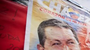 Las manifestaciones en apoyo al fallecido mandatario se mantienen en las calles venezolanas y en la de otros países como Argentina (en la foto).