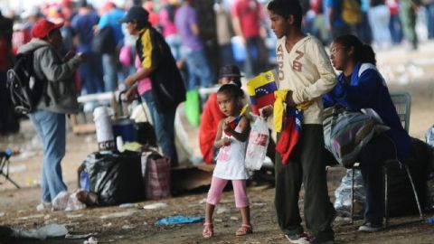 Miles de personas, incluyendo menores, se aglutinaron frente a la Academia Militar de Caracas para despedirse de Chávez.