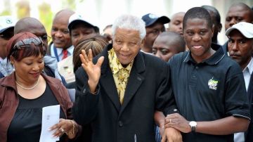 Nelson Mandela es hospitalizado en Pretoria, Sudáfrica. Sus médicos afirman que el ingreso es "de rutina" .