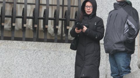 Elizabeth Valle y su otro hijo, no identificado, salen de la corte donde se sigue el juicio contra el llamado "policía caníbal".