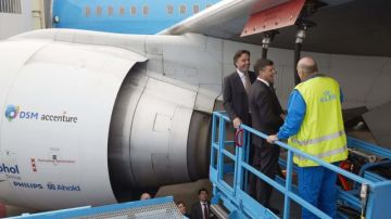 El director de KLM, Camiel Eurlings, y el director de Energía Sostenible en Holanda, Jan Peter Balkenende, posan en el primer avión con biocombustible de la compañía aérea KLM, en el aeropuerto de Schipol, Holanda, ayer, 8 de marzo de 2013.