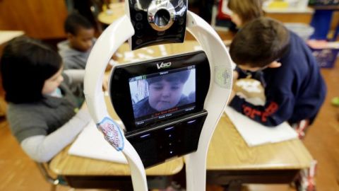 El hecho de que Devon no esté físicamente allí no significa que los demás no sientan su presencia por medio del robot.