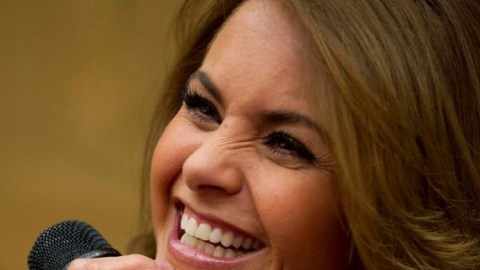Lucero está feliz de llegar a dos millones de seguidores en Twitter.