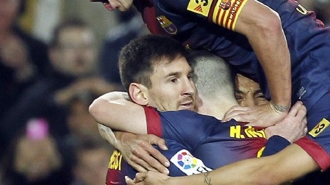 Leo Messi celebra con sus compañeros  su gol.