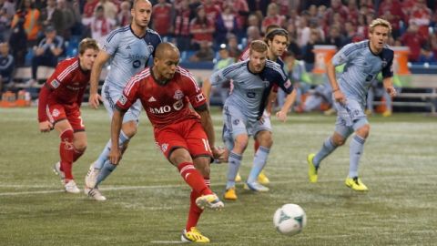 Robert Earnshaw anota de penal el segundo gol de Toronto ante Kansas, para el triunfo que terminó una vigilia de 15 partidos sin ganar.