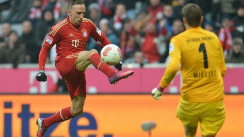 Franck Ribery define por arriba del portero    Sebastian Mielitz del  during the German first division Bundesliga soccer  match between FC Bayern Munich and SV Werder Bremen  in Munich, Germany, Saturday, Feb. 23, 2013. (AP Photo/Kerstin Joensson)