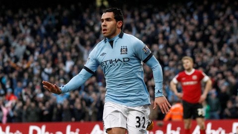 El argentino Carlos Tévez,  del Manchester City, celebra el segundo de su 'hat-trick' ante Barnsley.