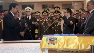 El vicepresidente Nicolás Maduro, izq., realiza la juramentación como presidente encargado de Venezuela frente al féretro del comandante Hugo Chávez.