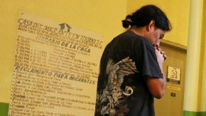 Un hombre ora frente a una imagen de la virgen  en la Casa del Migrante en Tijuana.