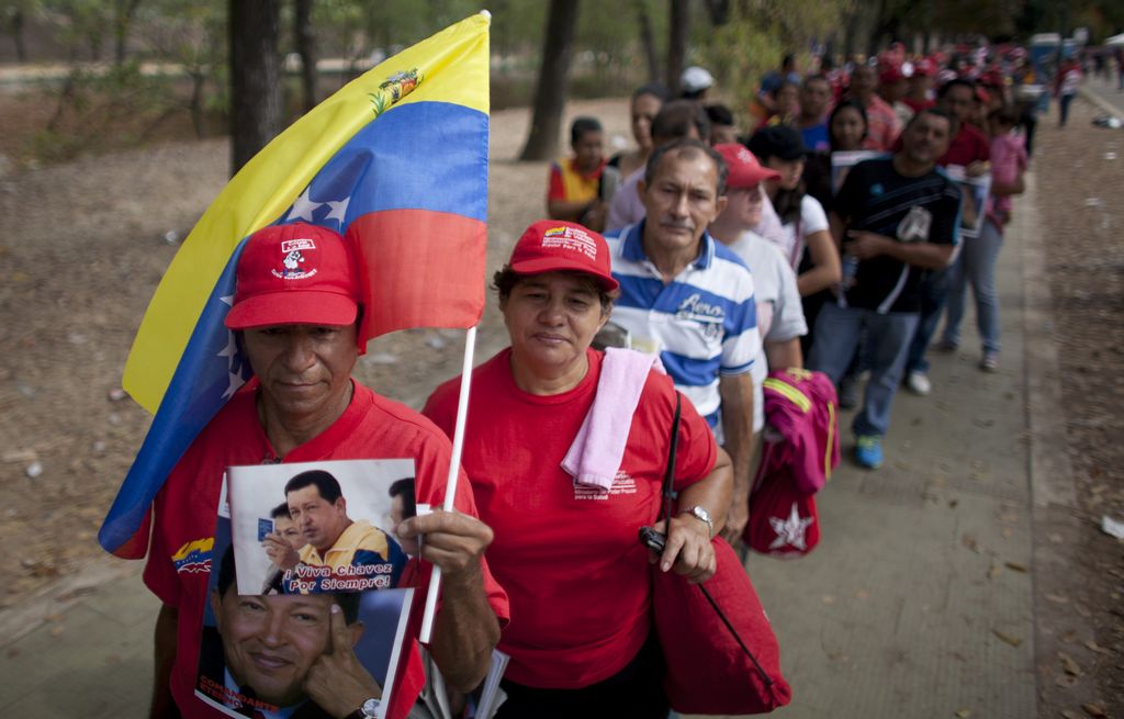 Miles de venezolanos venidos de todo el país seguían haciendo largas filas para ver el cadáver del presidente Hugo Chávez.