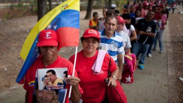 Miles de venezolanos venidos de todo el país seguían haciendo largas filas para ver el cadáver del presidente Hugo Chávez.