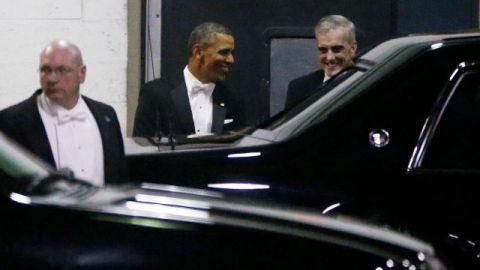El presidente Barack Obama (c) camina con el Jefe de Personal de la Casa Blanca  Denis McDonough (d), al salir de la cena con periodistas  en un hotel de Washington.