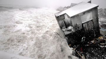 12 casas de la ciudad de Nubury, Massachusetts, fueron arrasadas por una marejada, producto del mal clima que azota al norteste de EE.UU.