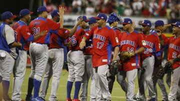 Jugadores de República Dominicana celebran su victoria ante Puerto Rico.