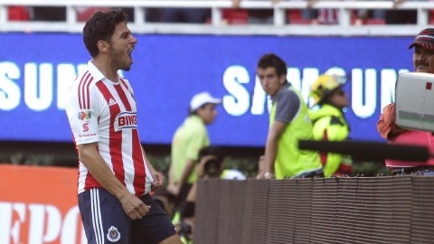 Rafael Márquez Lugo grita a la tribuna del Estadio  Omnilife su gol, con el que dio ayer la valiosa victoria al Guadalajara  sobre los Tuzos.