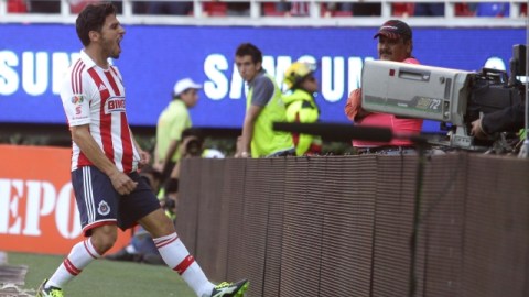 Rafael Márquez Lugo grita a la tribuna del Estadio Omnilife su gol, con el que dio ayer la valiosa victoria al Guadalajara sobre los Tuzos.