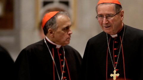 Los cardenales  Daniel Nicholas DiNardo, izq., y  Roger Mahony en la víspera del cónclave.