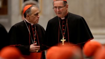 Los cardenales  Daniel Nicholas DiNardo, izq., y  Roger Mahony en la víspera del cónclave.