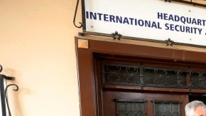 El secretario de Defensa de EEUU,  Chuck Hagel (izq.) sale de una reunión con el ministro de Defensa de afgano, Bismallah Khan Mohammadi, en el Mando de Asistencia de Seguridad Internacional (ISAF).