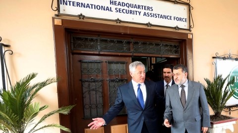 El secretario de Defensa de EEUU,  Chuck Hagel (izq.) sale de una reunión con el ministro de Defensa de afgano, Bismallah Khan Mohammadi, en el Mando de Asistencia de Seguridad Internacional (ISAF).