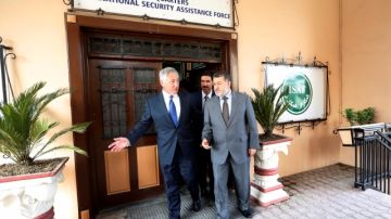 El secretario de Defensa de EEUU,  Chuck Hagel (izq.) sale de una reunión con el ministro de Defensa de afgano, Bismallah Khan Mohammadi, en el Mando de Asistencia de Seguridad Internacional (ISAF).