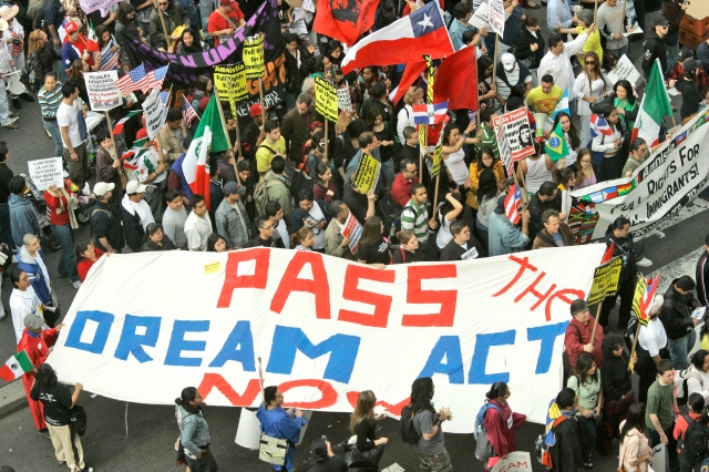 'Soñadores' marchan por Union Square pidiendo la aprobación del 'Dream Act'.