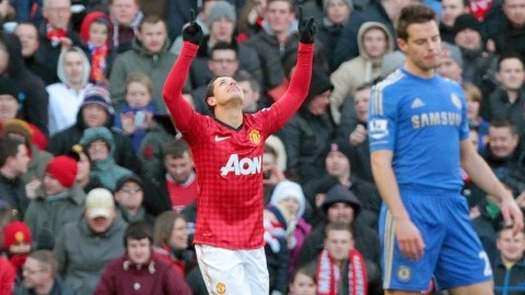 El artillero mexicano Javier 'Chicharito' Hernández (izquierda) abrió el marcador para el Manchester, pero al final el  Chelsea  se llevó un empate a dos goles.