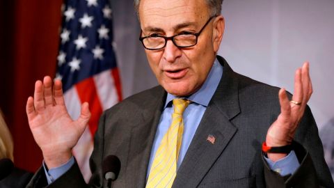 El senador por Nueva York, Charles Schumer, es uno de los legisladores en Washington que lidera una iniciativa de reforma migratoria.