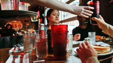 Los restaurantes iban a tener que cambiar el tamaño de los vasos, para servir menos soda.