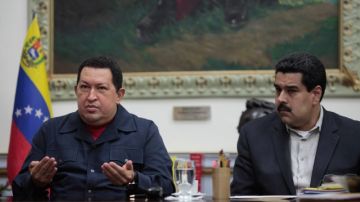 Imagen de archivo donde se aprecia a Hugo Chávez y Nicolás Maduro en una reunión en el palacio de  Miraflores el 8 de diciembre del 2012.