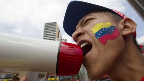 Un seguidor del presidente Chávez hace campaña este lunes en favor de Nicolás Maduro.