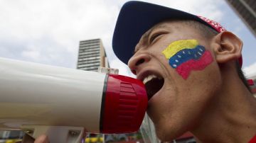 Un seguidor del presidente Chávez hace campaña este lunes en favor de Nicolás Maduro.