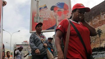 Un afiche de campaña del candidato opositor Henrique Capriles fue vandalizado por quienes no respaldan sus aspiraciones.