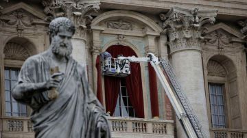 Trabajadores colocaron hoy las cortinas requeridas en el balcón desde el cual el nuevo Papa se dirigirá al pueblo.