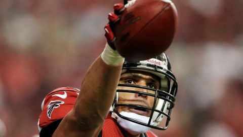 El ala cerrada de origen mexicano, Tony González, seguirá un año más con los Halcones de Atlanta en la NFL.